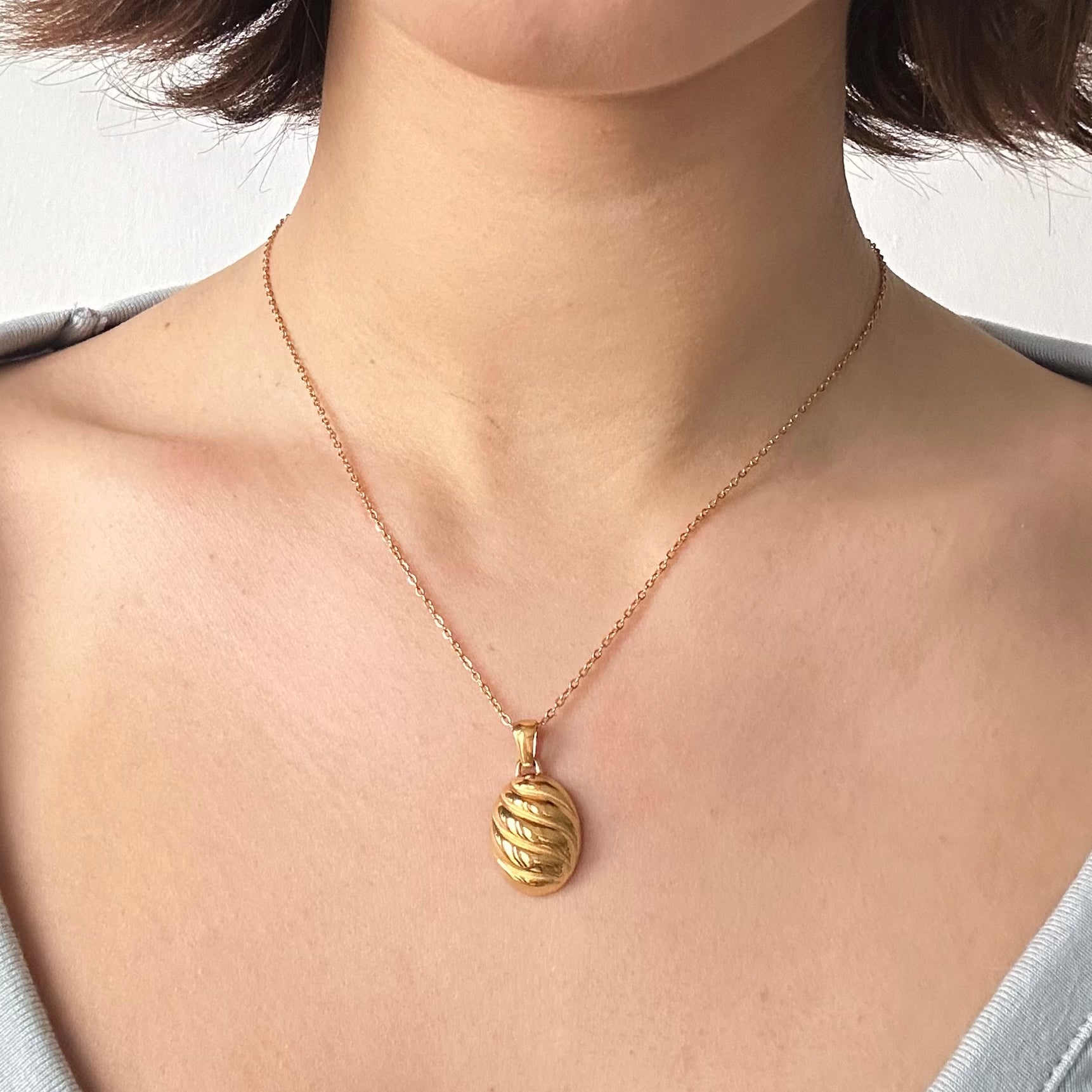 gold croissant pendant necklace