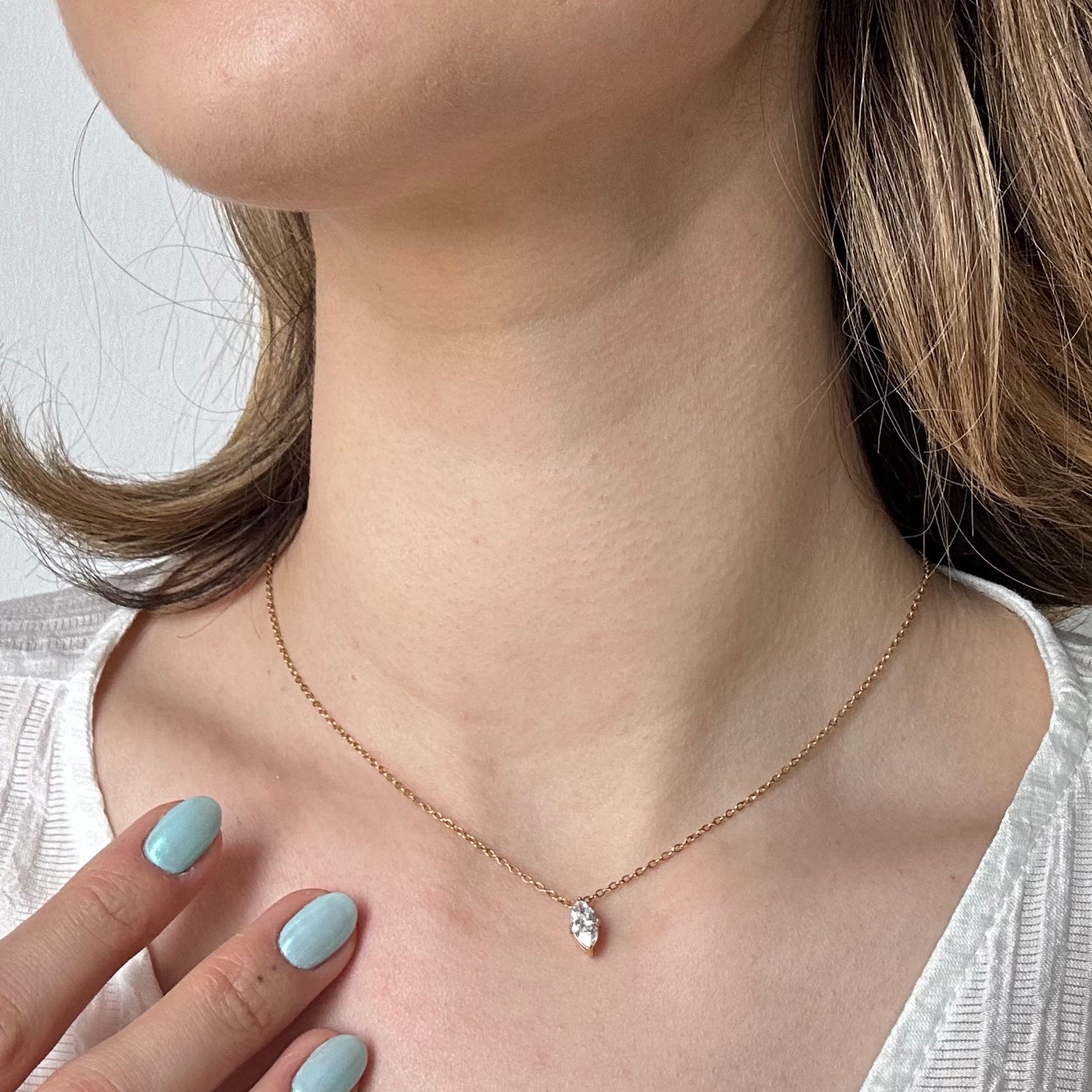 dainty crystal pendnat necklace