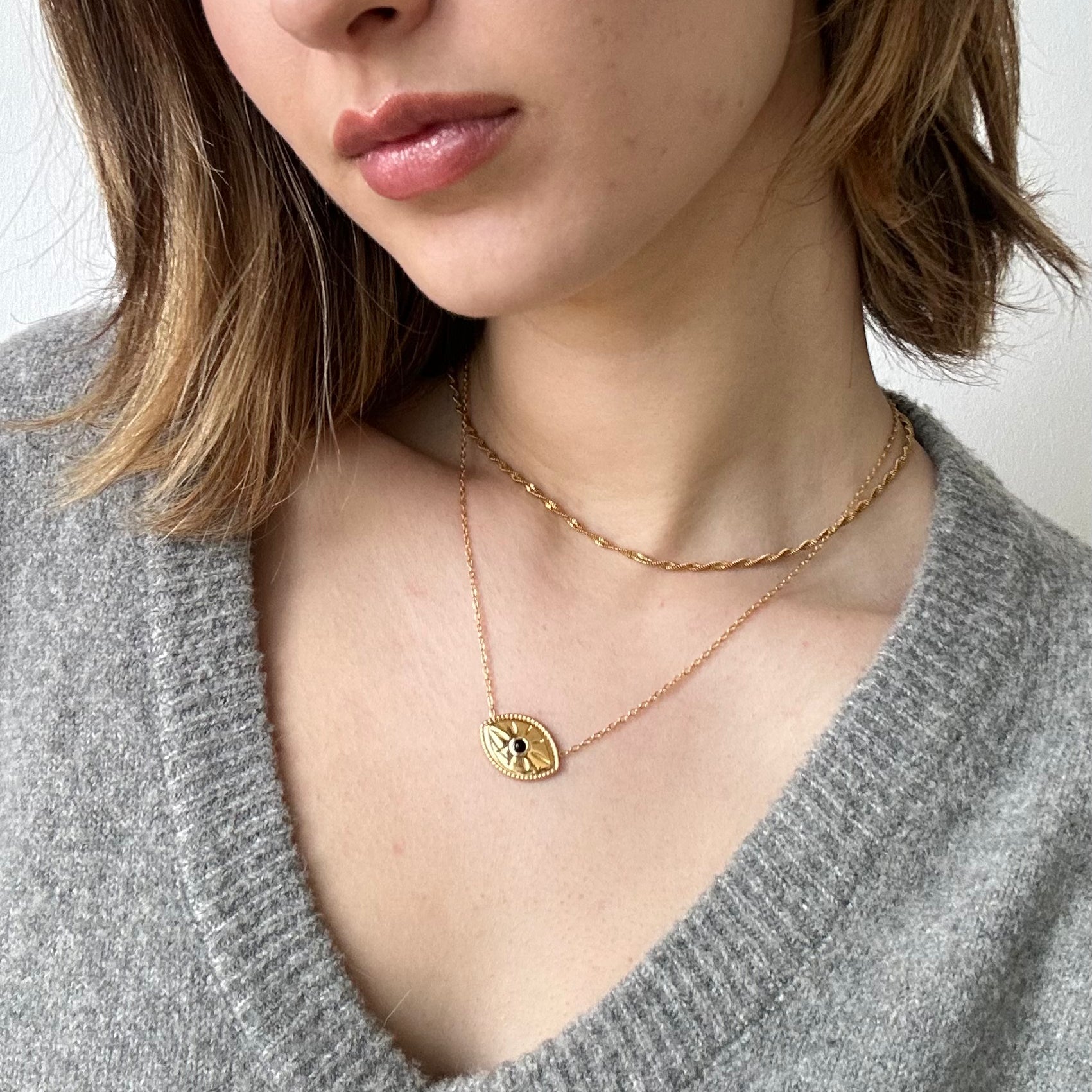 gold pendant necklace