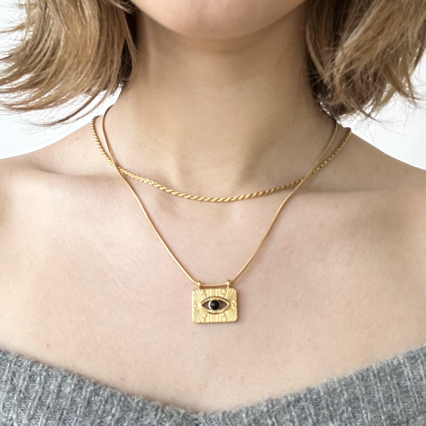 short pendant necklace