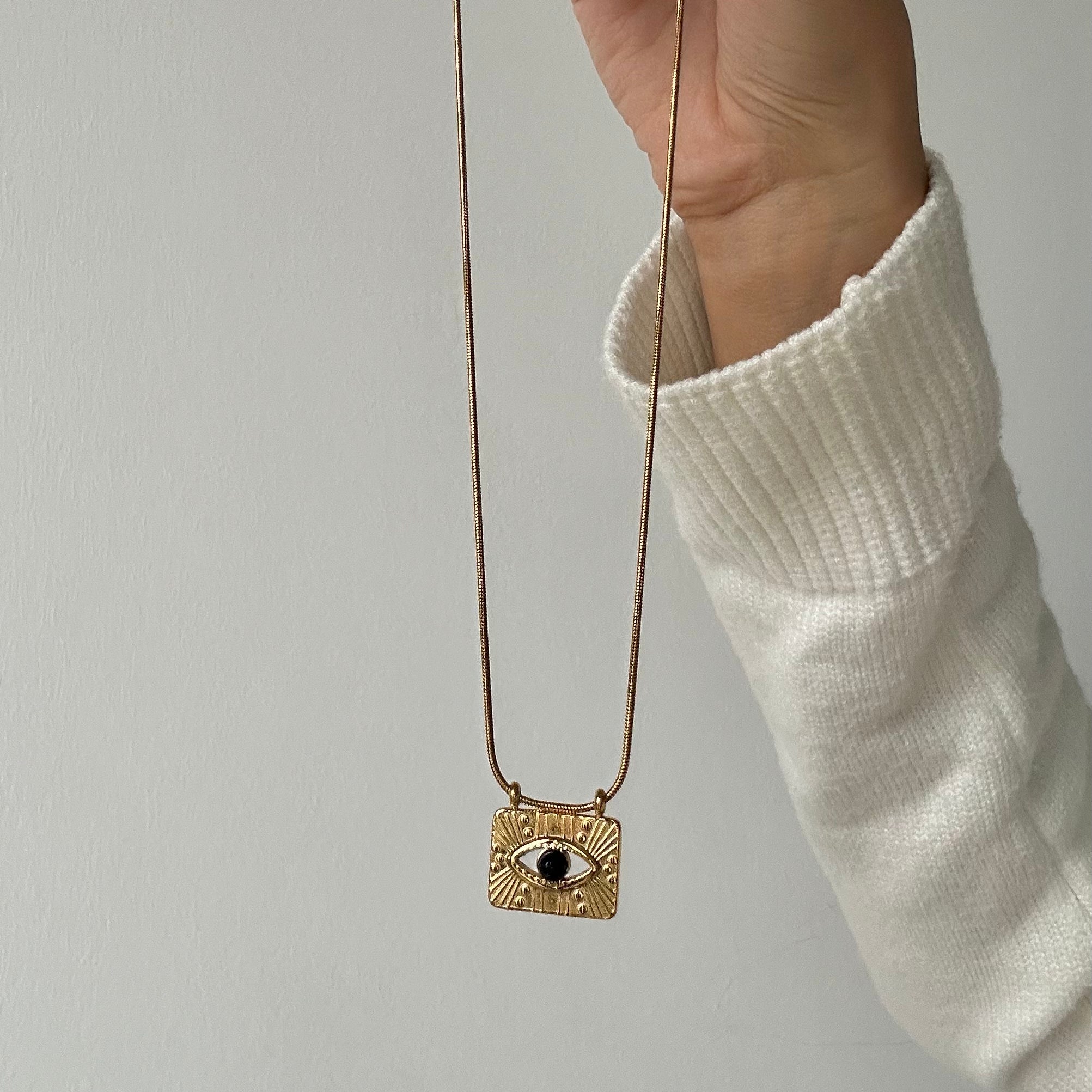 large gold pendant necklace