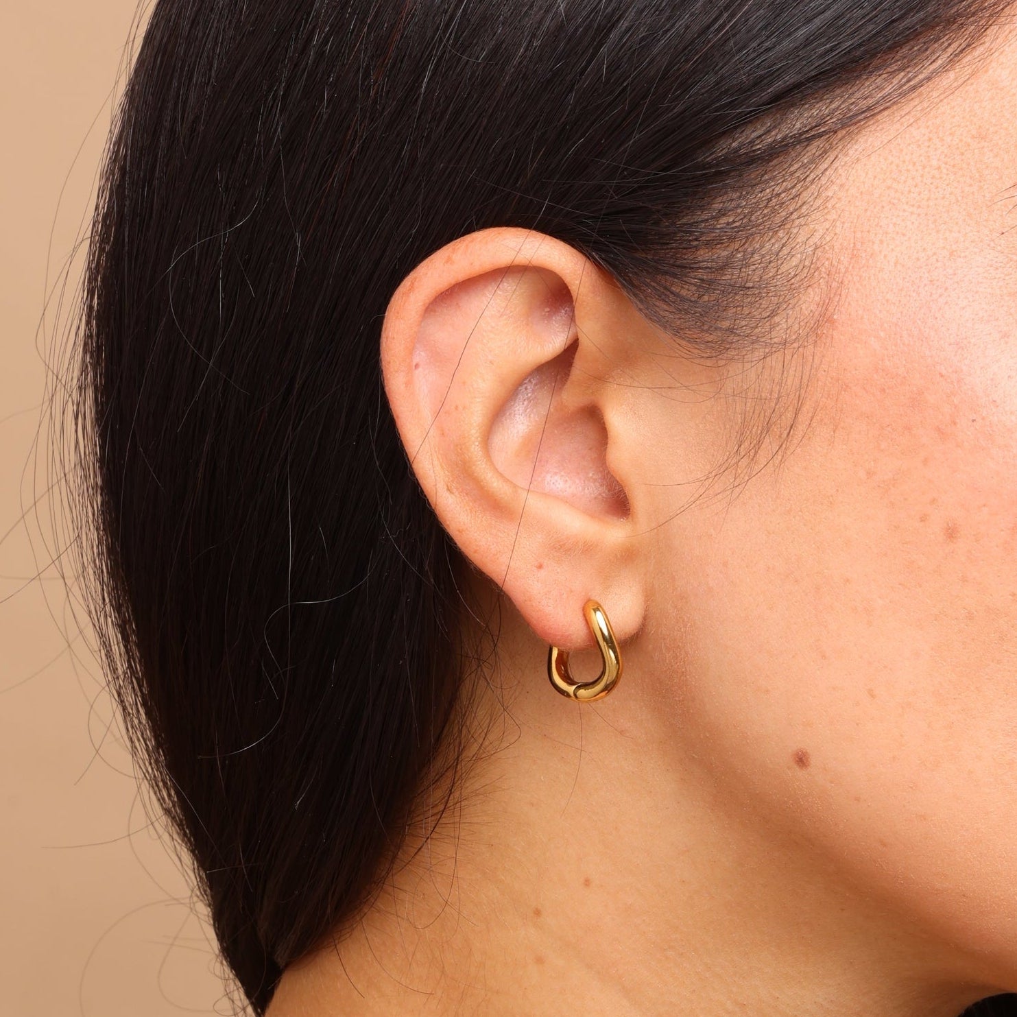 Gold wave huggie hoop earrings – modern wave design, waterproof and anti-tarnish