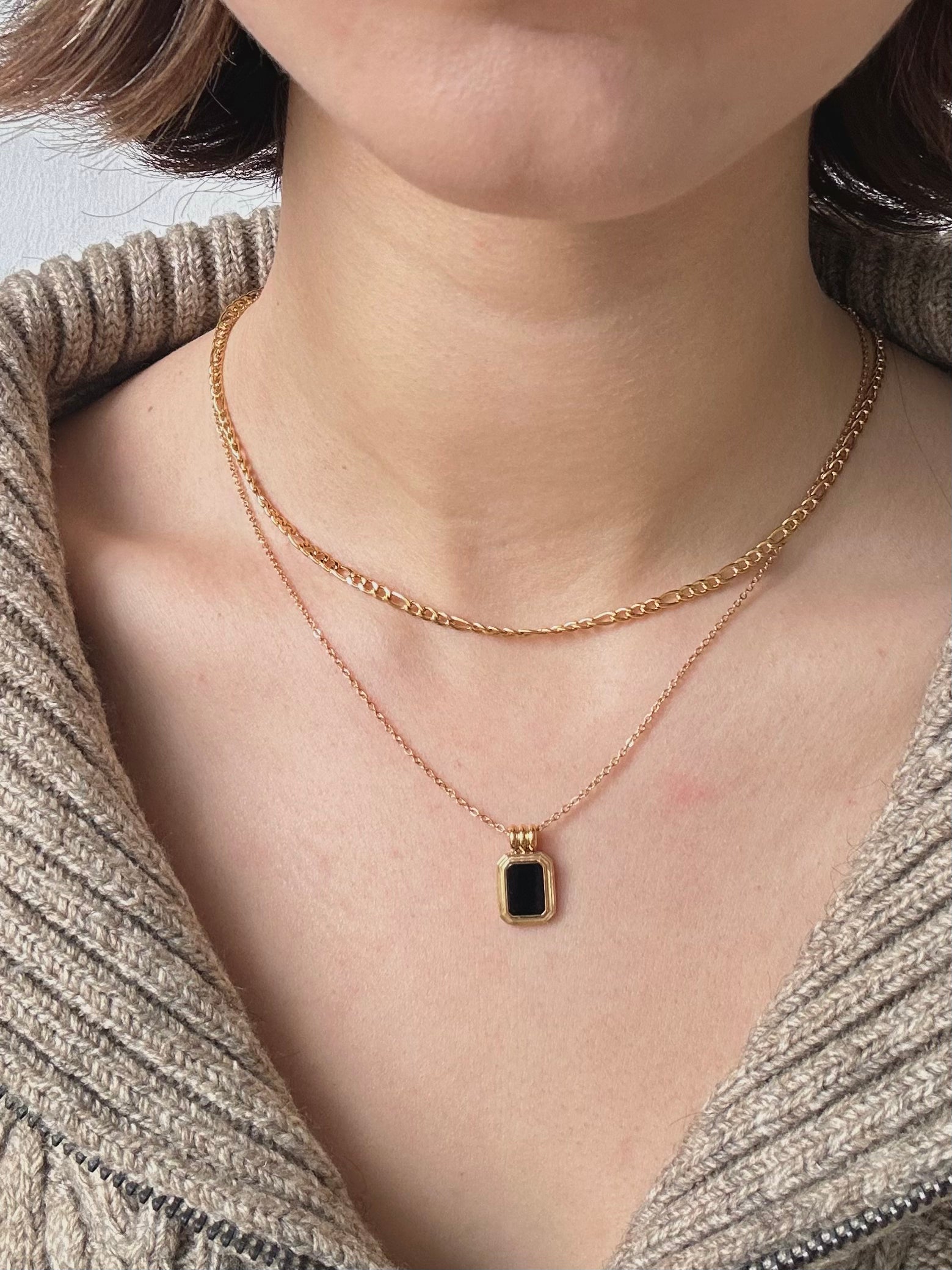 gold black pendant necklace 