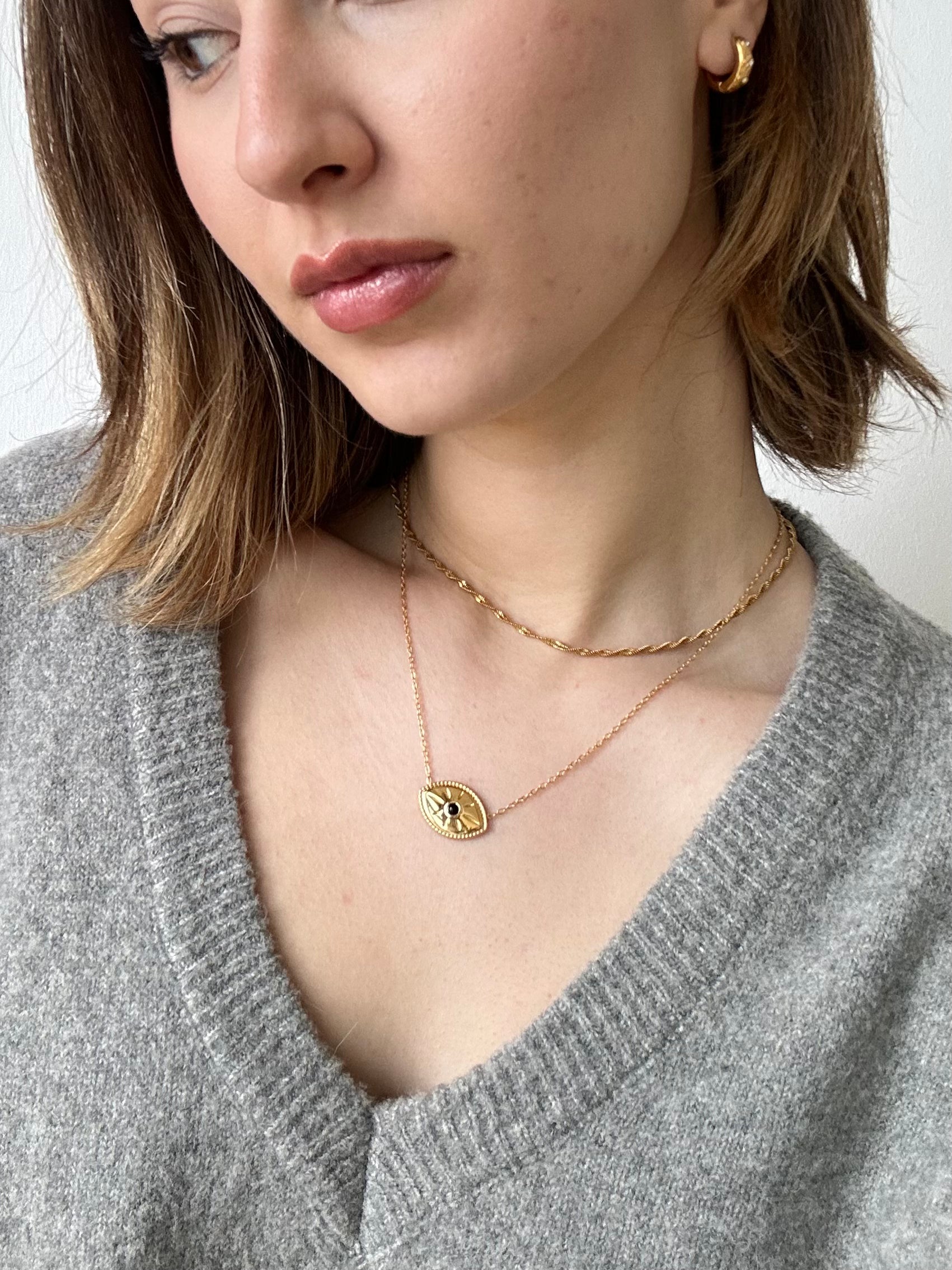 gold pendant necklace