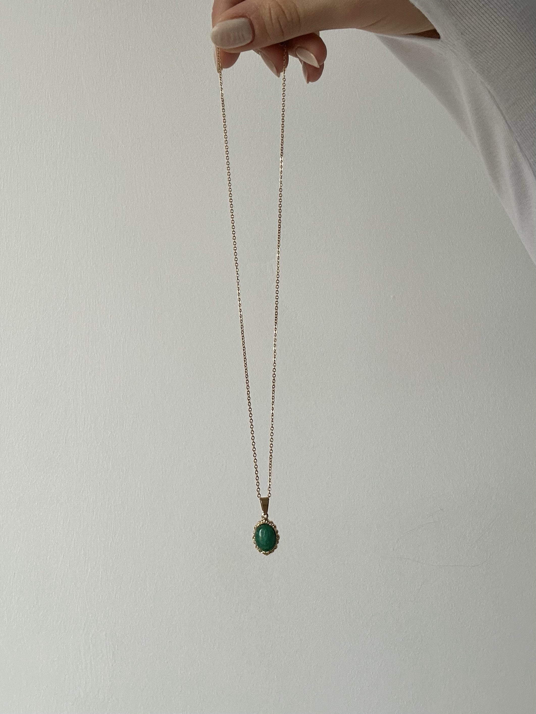 green layering pendnat necklace