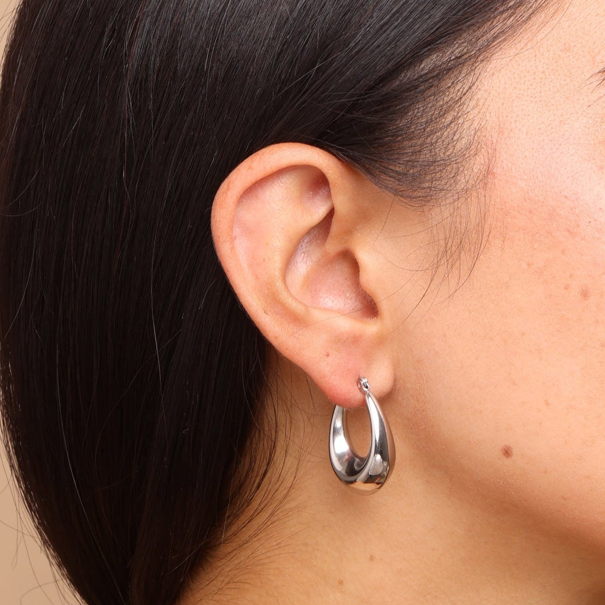 Model wearing Silver Thick Oval Hoop Earrings – large chunky oval silver hoops, trend-forward anti-tarnish jewellery, perfect for everyday or statement styling.