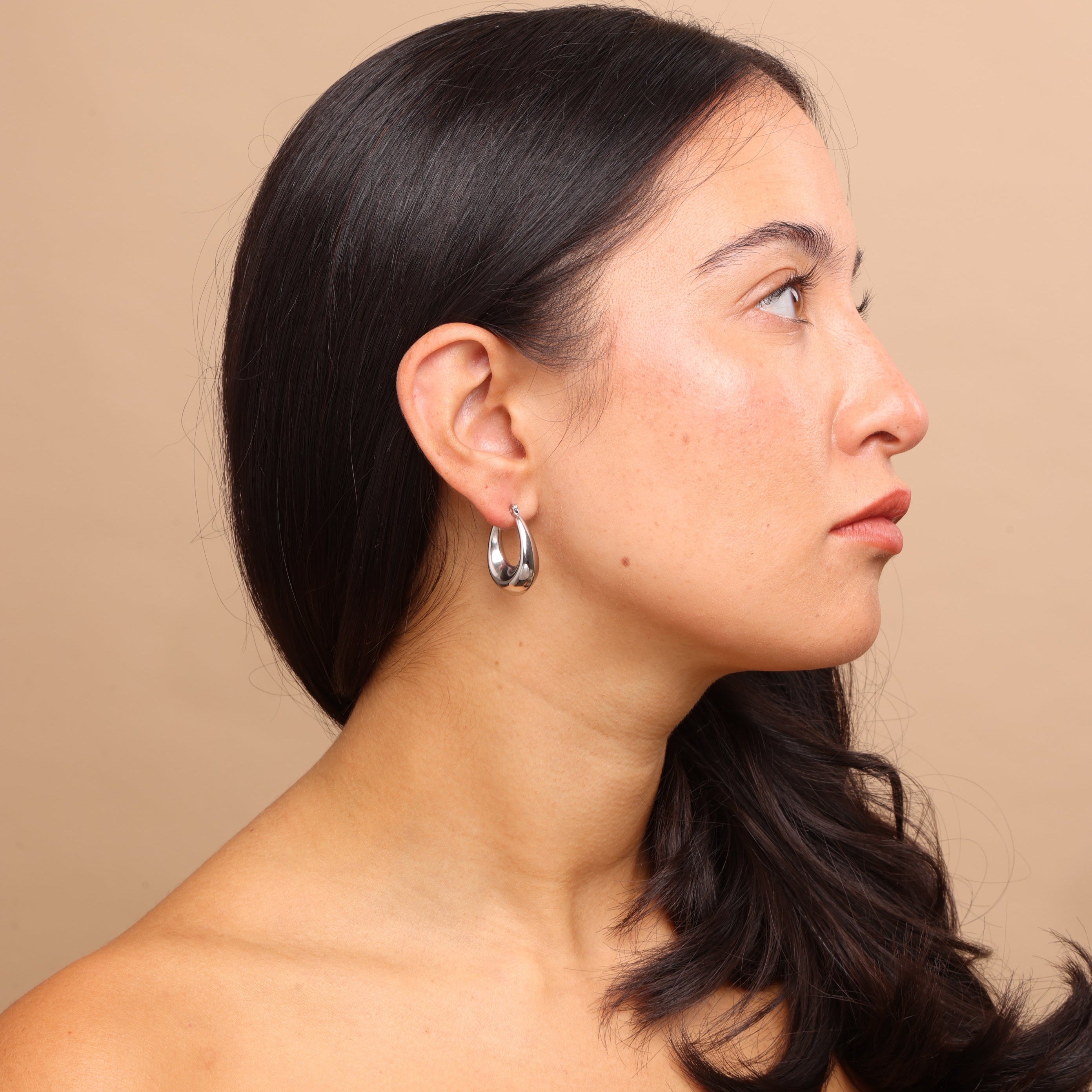 Model wearing Silver Thick Oval Hoop Earrings – large chunky oval silver hoops, trend-forward anti-tarnish jewellery, perfect for everyday or statement styling.